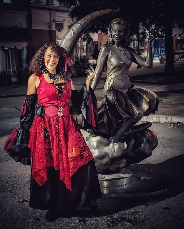 Rydia with
Elizabeth Montgomery Statue in Salem